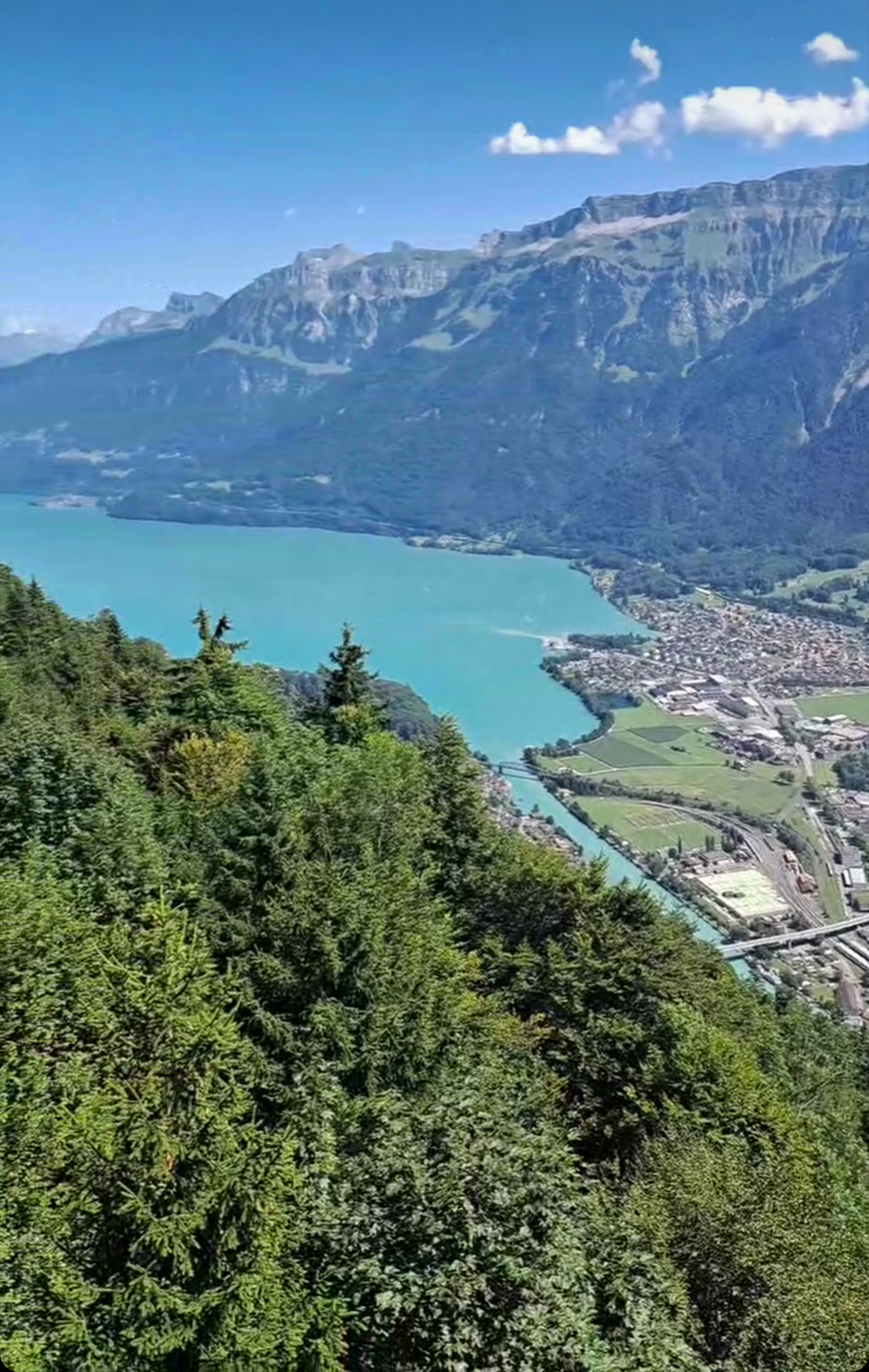 Paysage de lac et de montagnes